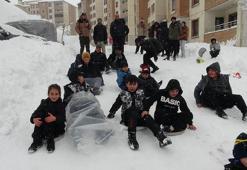 Yüksekova'da çocukların kar keyfi; tepsilerle kayak yaptılar