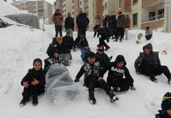 Yüksekova'da çocukların kar keyfi; tepsilerle kayak yaptılar