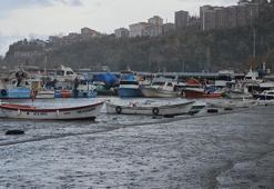 Zonguldak'ta deniz taştı, kardan 81 köy yolu kapandı