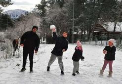 Spil Dağı, beyaz örtüyle kaplandı