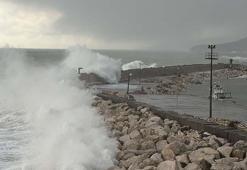 Bartın'da fırtına; dalga boyu 7 metreye ulaştı