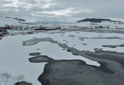 Sivas'ta soğuk hava; Hafik Gölü kısmen buz tuttu