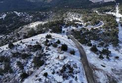 İzmir'in yüksek kesimlerine mevsimin ilk karı düştü