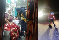 Ağrı'da 2 hasta, kardan kapanan yolların açılmasıyla hastaneye ulaştırıldı