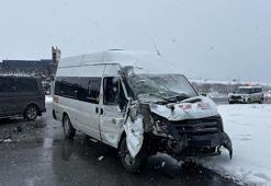 Kayseri'de işçi servis minibüsü, TIR'a çarptı: 11 yaralı