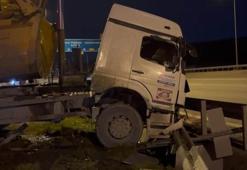 Başakşehir'de dorsesi açık kalan kamyon bariyerlere çarptı; şoförü ağır yaralandı