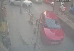 Küçükçekmece'de park halindeki otomobile TIR çarptı; kaza kamerada