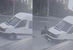 Servis minibüsünün kadına çarpıp, sürüklediği kaza kamerada