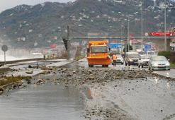 Rize'de fırtına; dalgalar sahil yoluna ulaştı