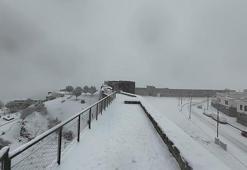 Diyarbakır’da beyaza bürünen tarihi mekanlar dronla görüntülendi