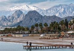 Karlı dağ manzarasında sahil keyfi