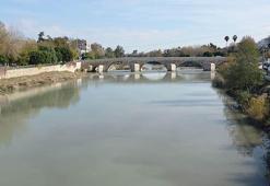 Mersin'de Göksu Nehri'nin rengi koyulaştı