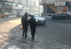 Kardan kayganlaşan yolda yürüyemeyen görme engelliyi markete polis götürdü