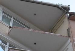 Güngören'de binanın balkonundan parçalar koptu, yayalar son anda kurtuldu; olay kamerada