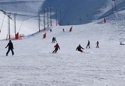 Kar kalınlığı 2 metreyi geçen Palandöken'de kayak keyfi