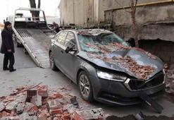 Eyüpsultan'da yıkım aşamasındaki binaya ait duvar fırtınanın etkisiyle çöktü; 2 araç zarar gördü