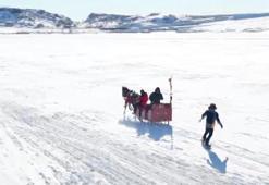 Çıldır Gölü'nde atlı kızakla snowboard