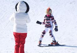 Dar gelirli ailelerin çocuklarına, Erciyes’te ücretsiz kayak eğitimi