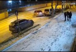 Buzlanan yolda otomobilin park halindeki 2 araca çarptığı kaza kamerada