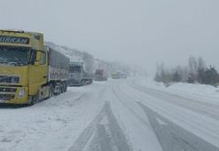 Tokat-Sivas kara yolunda kar yağışı nedeniyle ulaşım aksadı