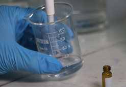 'Sahte içkiyi ayırt etmek için sanal medyada yapılan mavi ışık deneylerine kanmayın'