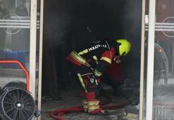 Atıl haldeki otel binasında patlama sonrası yangın; 2 işçi dumandan etkilendi