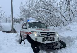 Kar nedeniyle yolu kapanan köydeki hastaya paletli ambulansla ulaşıldı