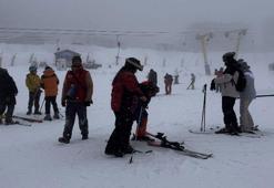 Uludağ'da yılbaşına saatler kala pistler, kayakseverlerle doldu