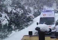 Kar nedeniyle kapanan yol, iş makinesiyle açılarak hastaneye ulaştırıldı