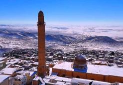 Mardin’de 140 yerleşim yerinin yolu kardan kapandı