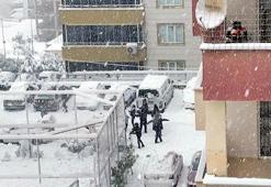 Kar yağışını, müzik eşliğinde oynayarak kutladılar