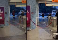 Adana’da metro turnikeleri önünde güvenlik görevlileri ve vatandaşlara saldırı anı kamerada