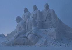 Şehit askerler anısına yapılan kardan heykeller tamamlandı