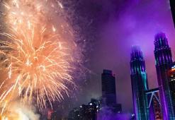 Malezya yeni yıla havai fişek gösterileriyle girdi
