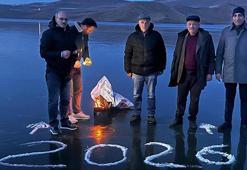Yeni yılı yüzeyi buz tutan Çıldır Gölü’nde kaz eti yiyerek karşıladılar