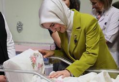 Bakan Göktaş, yılın son günü doğan bebekleri ziyaret etti