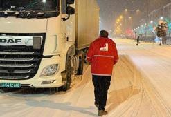 Türk Kızılay’ı Muş-Bingöl karayolunda mahsur kalan 50 kişinin yardımına koştu
