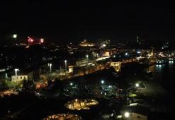 Fatih Sarayburnu'nda toplananlar, boğazdaki havai fişek gösterisi ile yeni yıla girdi