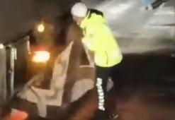 Polisin battaniyeli müdahalesiyle, kayan TIR yol kenarına çekildi