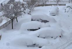 Yüksekova'da araçlar kara gömüldü, 177 yerleşim yerinin yolu kapalı