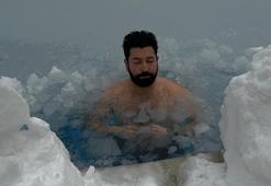 Eksi 10 derecede buz gibi suya girdi