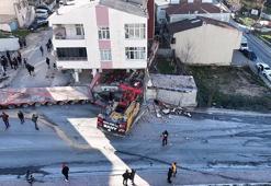 Başakşehir'de yokuştan kayan TIR'ın dorsesi ve iş makinası binaya girdi; 2 yaralı