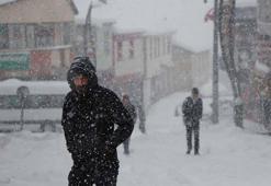 Karlıova’da 25 köy yolu kardan kapandı