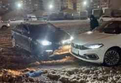 İlçe otogarını drift alanına çeviren sürücülerin otomobilleri çarpıştı; kaza kamerada