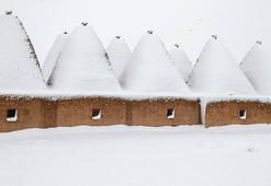 Harran'ın konik kubbeli evlerinde kar manzarası