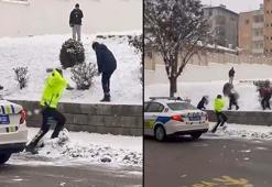 Siirt’te çocuklar ile trafik polisleri kar topu oynadı