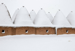 Harran'ın konik kubbeli evlerinde kar manzarası