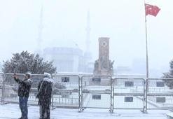 Taksim'de kar yağışı etkili oldu