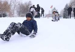 Kayseri’de yetişkinler ve çocuklar, poşet, naylon ve kızaklarla kayıp, karın keyfini çıkardı
