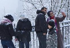 Çamlıca Tepesi'nde kar yağışının keyfini aileler çıkardı
